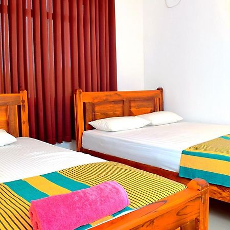 Saffron Guest Inn Полоннарува Экстерьер фото