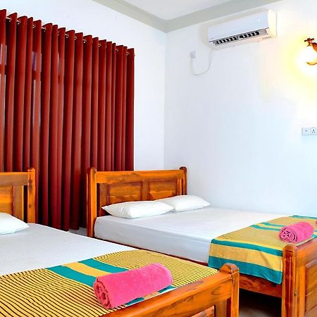 Saffron Guest Inn Полоннарува Экстерьер фото