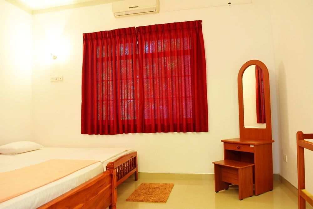 Saffron Guest Inn Полоннарува Экстерьер фото