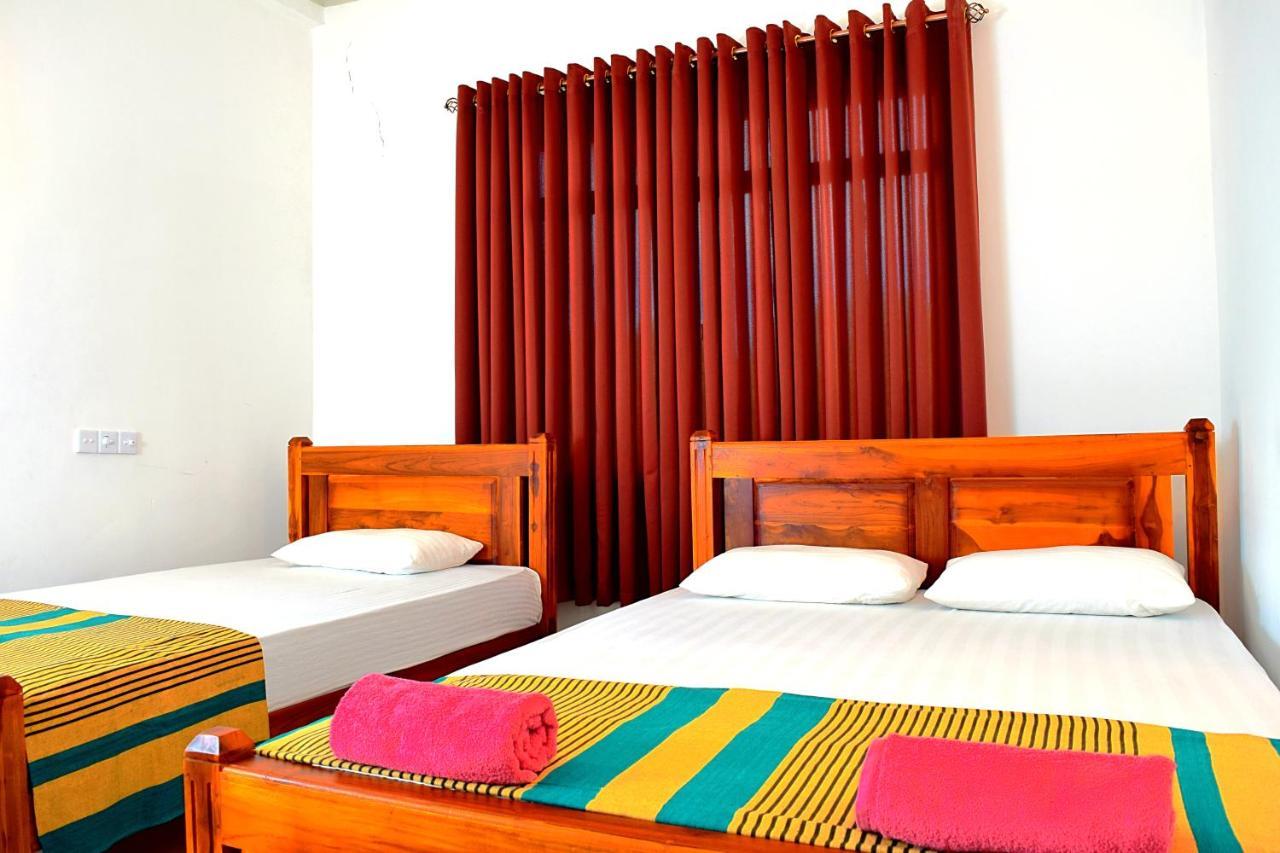 Saffron Guest Inn Полоннарува Экстерьер фото